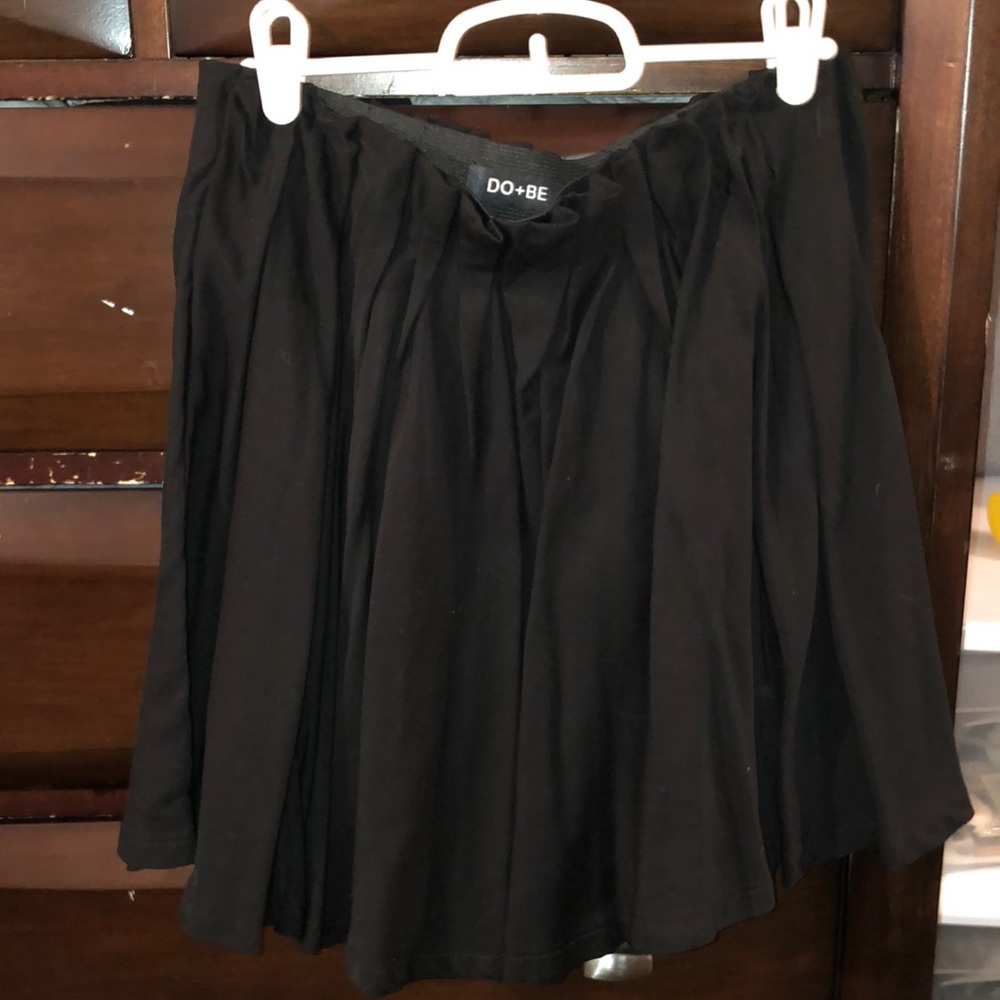 BLACK SHIFT PLEATED MINI SKIRT